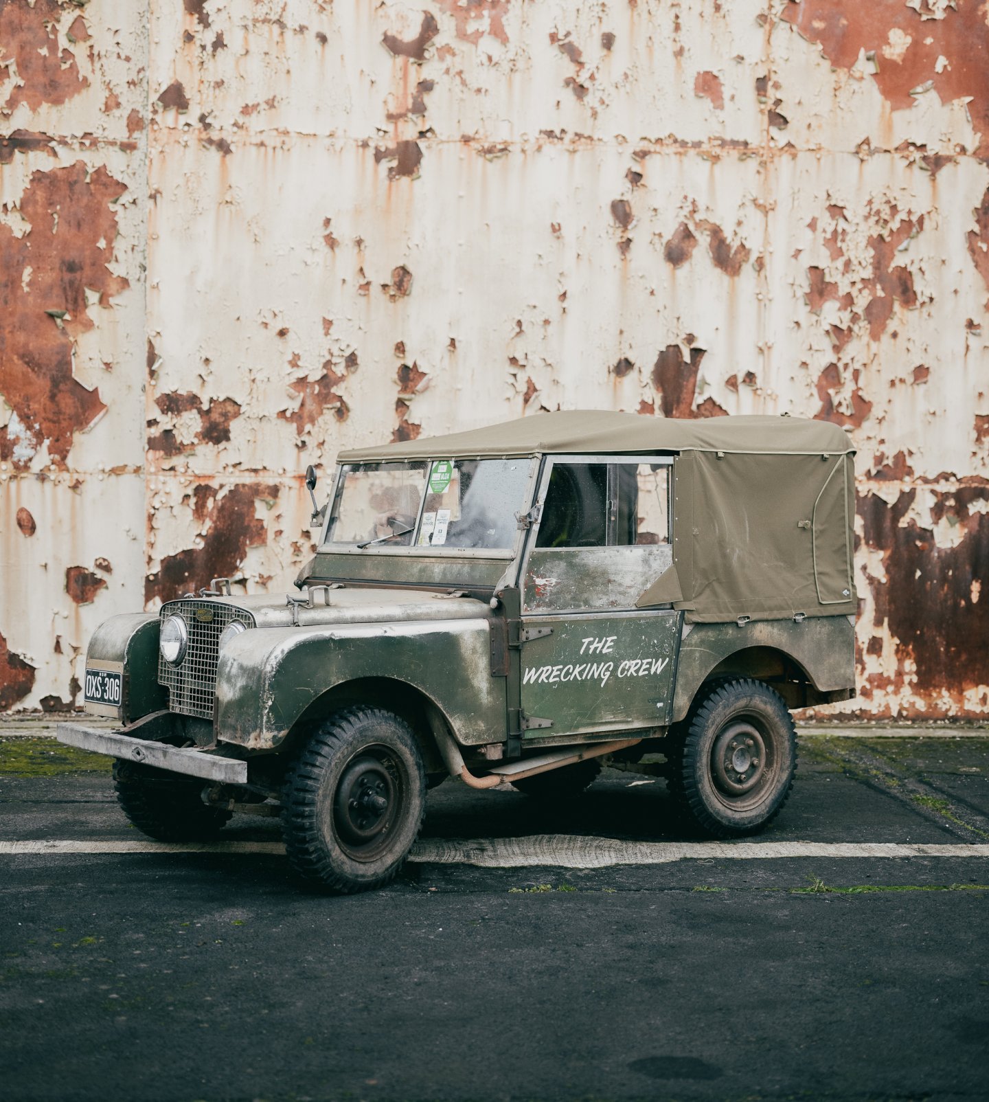 A close up of the front of a classic Yellow BMW, showing the badge in detail